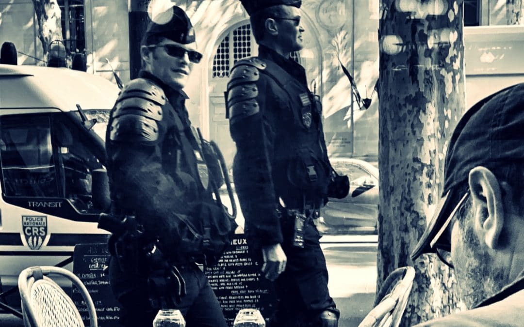 Des LBD au confinement strict: la France à l’heure de l’Etat total